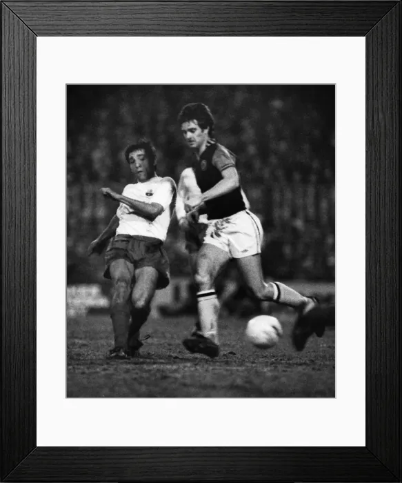 Framed Print : UEFA Cup QF L1: Villa 2 Barcelona 2 Framed Print : UEFA Cup QF L1: Villa 2 Barcelona 2