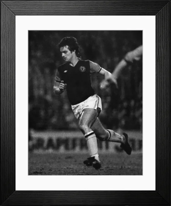 Framed Print : UEFA Cup QF L1: Villa 2 Barcelona 2 Framed Print : UEFA Cup QF L1: Villa 2 Barcelona 2