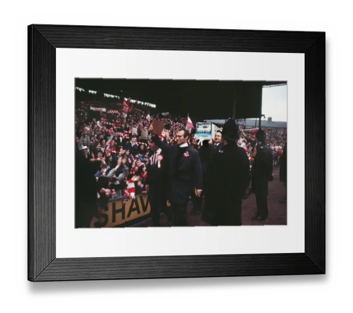 Framed Print : The Sunderland 1973 FA Cup homecoming funeral procession moves past the stand Framed Print : The Sunderland 1973 FA Cup homecoming funeral procession moves past the stand
