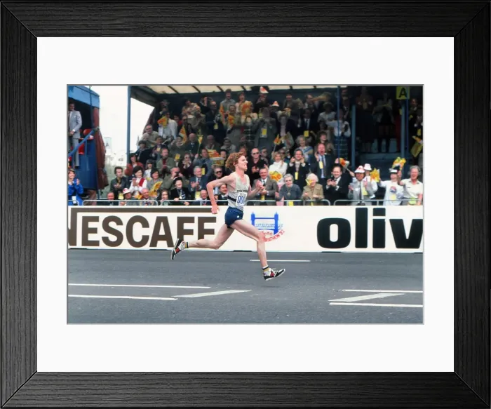 Framed Print : Hugh Jones - winner of the 1982 London Marathon Framed Print : Hugh Jones - winner of the 1982 London Marathon