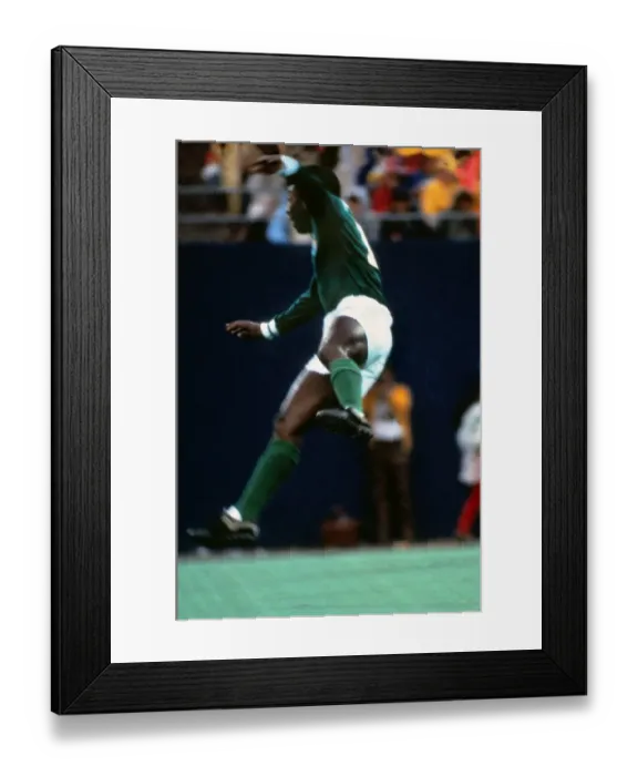 Framed Print : Pele scores his final professional goal Framed Print : Pele scores his final professional goal