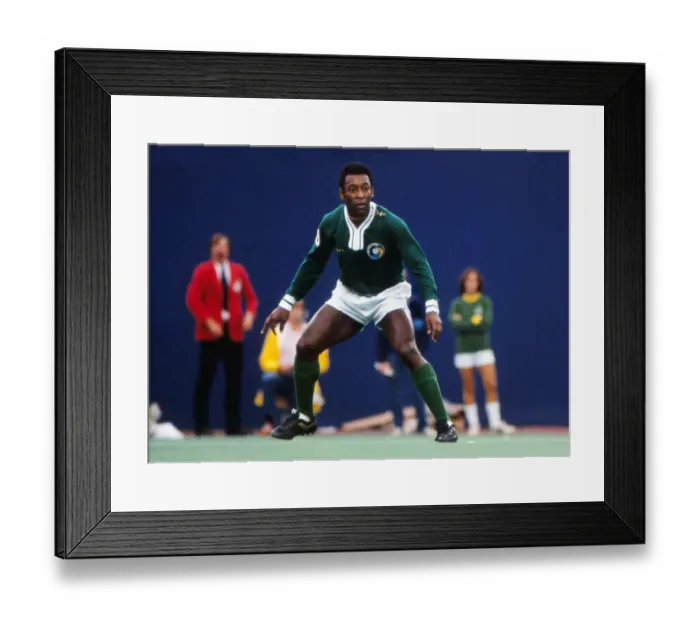 Framed Print : Pele playing for the Cosmos in his farewell game in 1977 Framed Print : Pele playing for the Cosmos in his farewell game in 1977