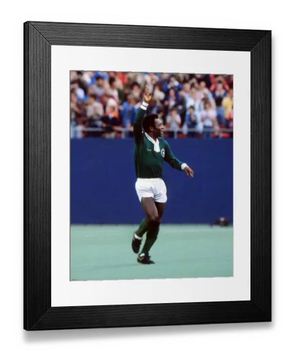 Framed Print : Pele playing for the Cosmos in his farewell game in 1977 Framed Print : Pele playing for the Cosmos in his farewell game in 1977