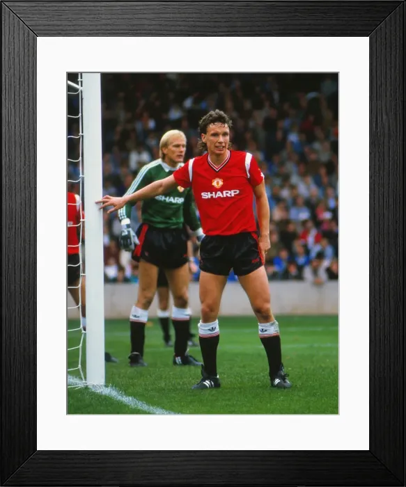 Framed Print : Mike Duxbury of Manchester United Framed Print : Mike Duxbury of Manchester United