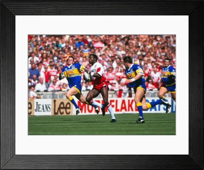 Framed Print : Martin Offiah on the way to scoring his famous try in the 1994 Challenge Cup Final Framed Print : Martin Offiah on the way to scoring his famous try in the 1994 Challenge Cup Final
