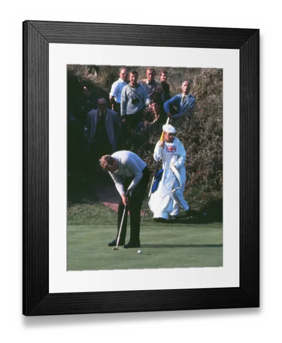 Framed Print : Bernard Hunt putts during the 1969 Ryder Cup Framed Print : Bernard Hunt putts during the 1969 Ryder Cup