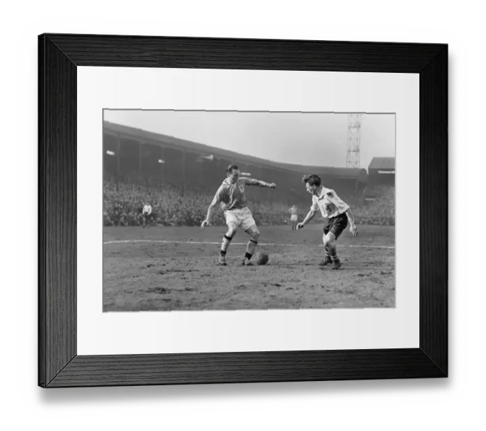 Framed Print : Blackpools Stanley Matthews takes on Preston North End in 1955 Framed Print : Blackpools Stanley Matthews takes on Preston North End in 1955