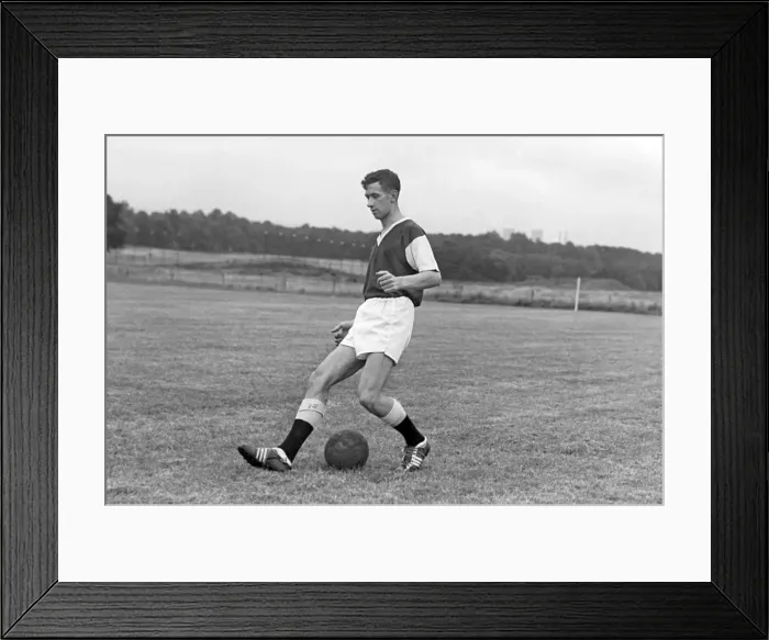 Framed Print : Jimmy Adamson - Burnley, 1959 / 60 Framed Print : Jimmy Adamson - Burnley, 1959 / 60