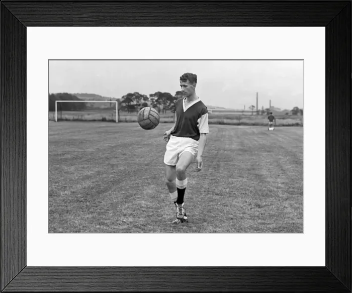 Framed Print : Jimmy Adamson - Burnley, 1959 / 60 Framed Print : Jimmy Adamson - Burnley, 1959 / 60