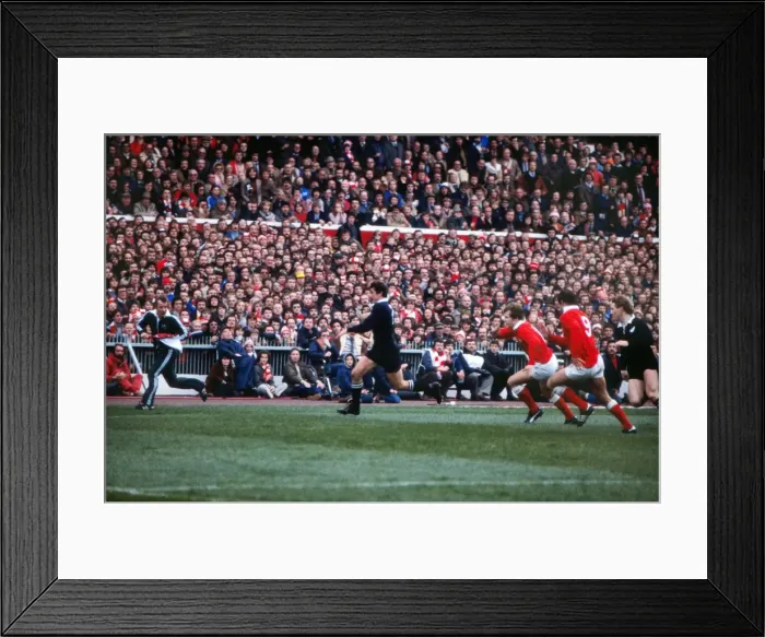 Framed Print : Graham Mourie scores a try for the All Blacks in Cardiff in 1980 Framed Print : Graham Mourie scores a try for the All Blacks in Cardiff in 1980