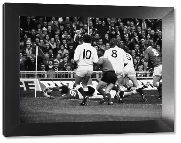 Gareth Edwards scores against England - 1977 Five Nations