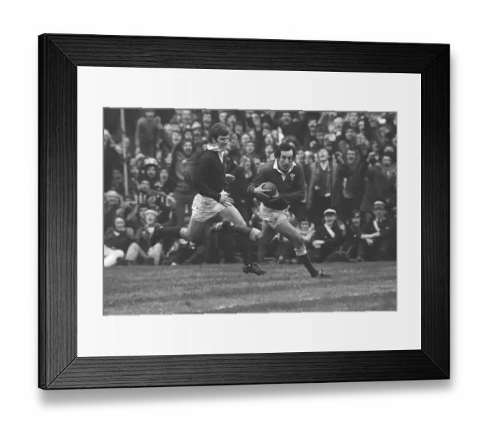Framed Print : Gareth Edwards scores against Scotland - 1976 Five Nations Framed Print : Gareth Edwards scores against Scotland - 1976 Five Nations