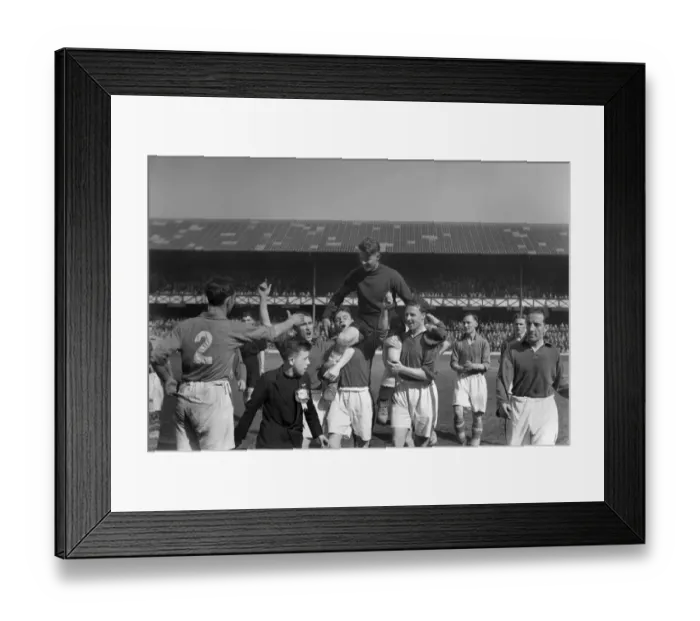 Framed Print : Everton goalkeeper Ted Sagar is chaired off by his teammates after his last game for the club Framed Print : Everton goalkeeper Ted Sagar is chaired off by his teammates after his last game for the club