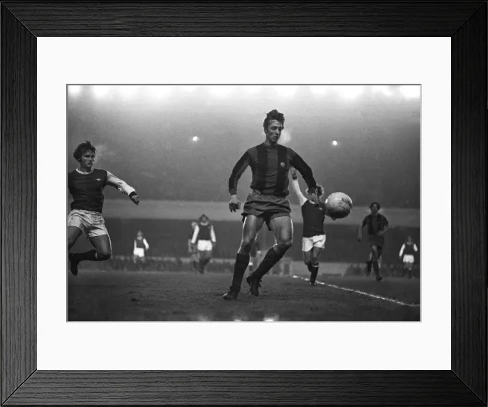 Framed Print : Johan Cruyff takes on Arsenal for Barcelona in 1974 Framed Print : Johan Cruyff takes on Arsenal for Barcelona in 1974