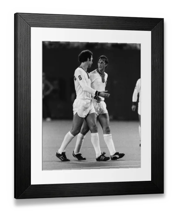 Framed Print : Franz Beckenbauer & Johan Cruyff - New York Cosmos Framed Print : Franz Beckenbauer & Johan Cruyff - New York Cosmos