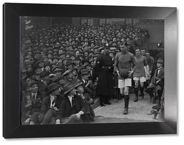 Charlie Buchan leads Arsenal out in the 1926 FA Cup