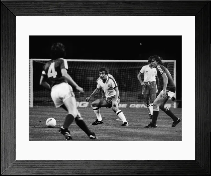 Framed Print : Ian Callaghan plays for England in 1977 Framed Print : Ian Callaghan plays for England in 1977