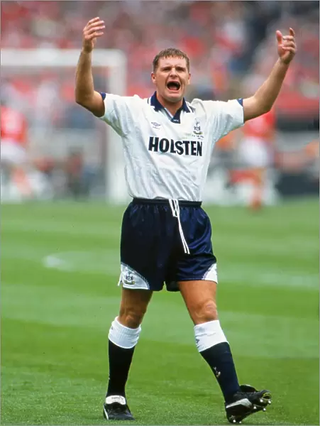 Paul Gascoigne rallies the fans before kick-off at the 1991 FA Cup Final