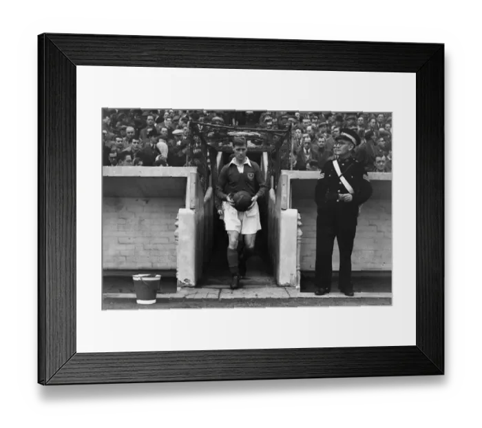 Framed Print : Portsmouth captain Jimmy Dickinson leads his side out at Fratton Park in 1955 Framed Print : Portsmouth captain Jimmy Dickinson leads his side out at Fratton Park in 1955
