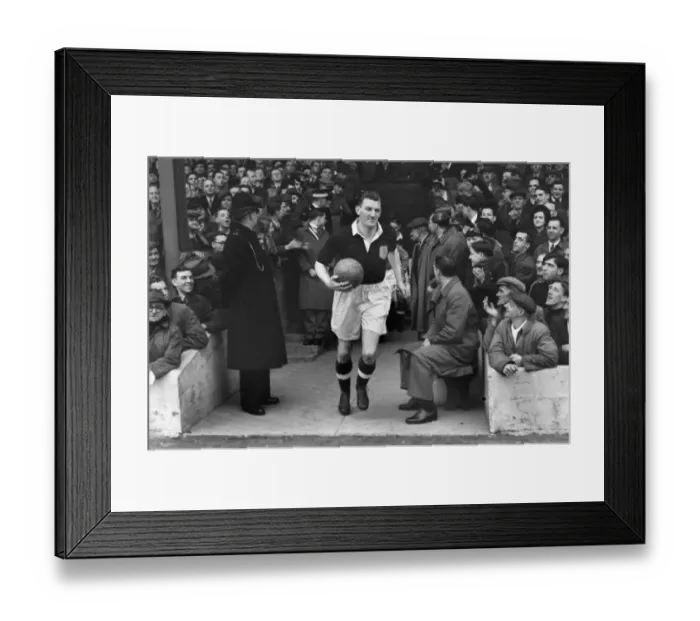Framed Print : George Young leads out the Scottish League in 1950 Framed Print : George Young leads out the Scottish League in 1950