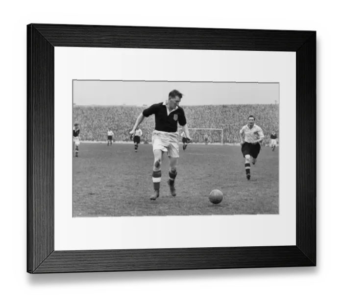 Framed Print : George Young plays for the Scottish League in 1950 Framed Print : George Young plays for the Scottish League in 1950