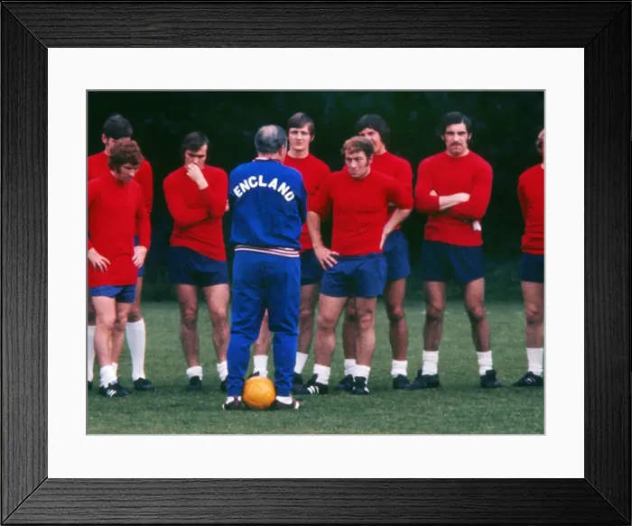 Framed Print : Alf Ramsey talks to his England players Framed Print : Alf Ramsey talks to his England players