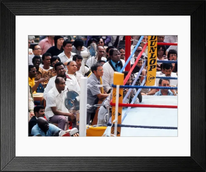 Framed Print : Muhammad Alis team watch on from ringside as their man takes on Joe Bugner Framed Print : Muhammad Alis team watch on from ringside as their man takes on Joe Bugner