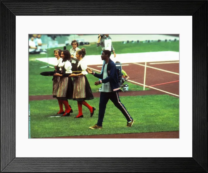 Framed Print : Vince Matthews casually swings his 400m Olympic gold medal after the ceremony in 1972 Framed Print : Vince Matthews casually swings his 400m Olympic gold medal after the ceremony in 1972