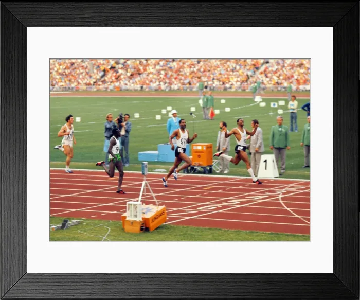 Framed Print : Vince Matthews win the 400m at the 1972 Munich Olympics Framed Print : Vince Matthews win the 400m at the 1972 Munich Olympics