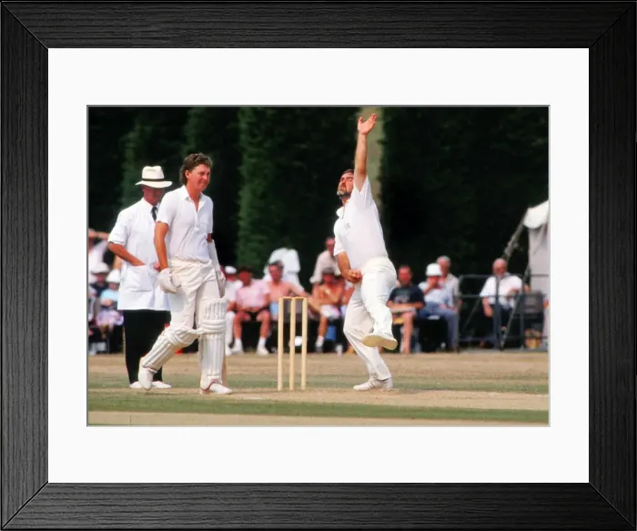 Framed Print : Mike Gatting bowls for Middlesex in 1989 Framed Print : Mike Gatting bowls for Middlesex in 1989