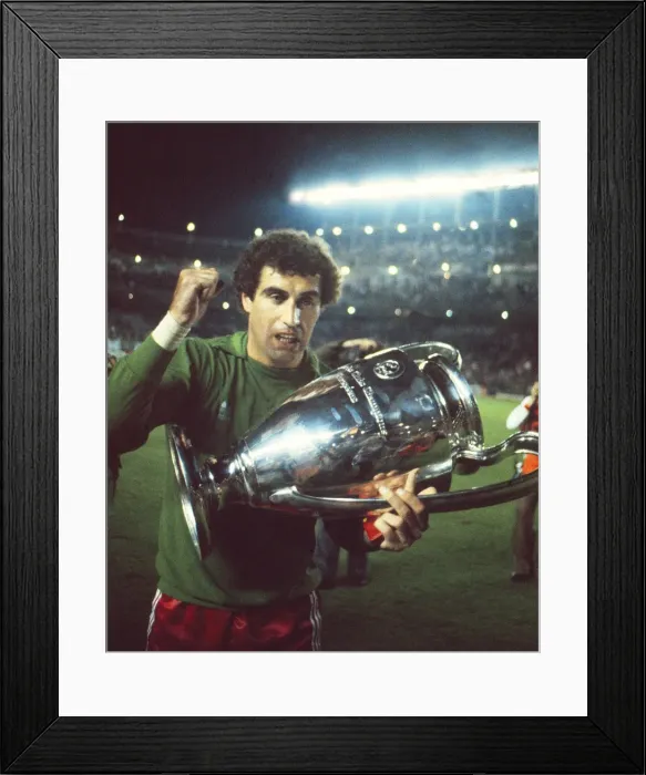 Framed Print : Nottingham Forest goalkeeper Peter Shilton celebrates with the European Cup in 1980 Framed Print : Nottingham Forest goalkeeper Peter Shilton celebrates with the European Cup in 1980
