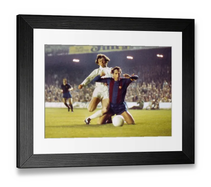 Framed Print : Trevor Cherry and Johan Cruyff during the 1975 Euopean Cup Framed Print : Trevor Cherry and Johan Cruyff during the 1975 Euopean Cup