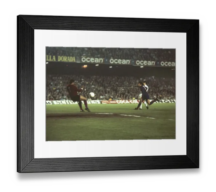 Framed Print : Leeds Uniteds Peter Lorimer scores at the Nou Camp in the 1975 European Cup Framed Print : Leeds Uniteds Peter Lorimer scores at the Nou Camp in the 1975 European Cup
