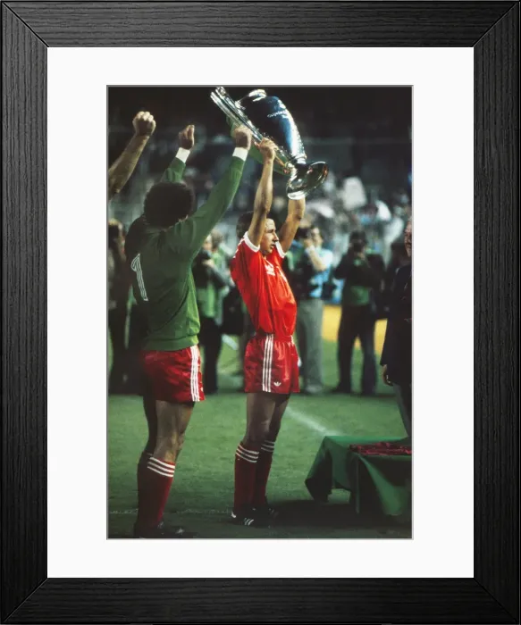 Framed Print : Nottingham Forest captain John McGovern lifts the European Cup Framed Print : Nottingham Forest captain John McGovern lifts the European Cup