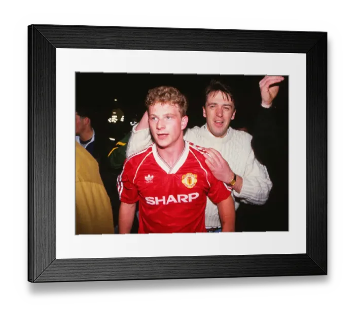 Framed Print : Manchester Uniteds winning goal-scorer Mark Robbins celebrates at the final whistle with a fan Framed Print : Manchester Uniteds winning goal-scorer Mark Robbins celebrates at the final whistle with a fan