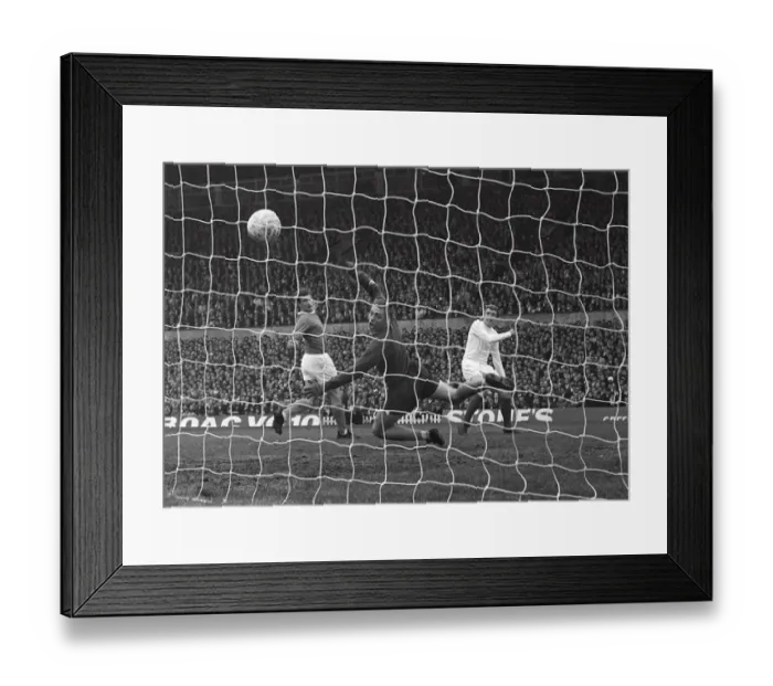 Framed Print : Leeds Mick Jones shoots at Everton goalkeeper Gordon West in the 1968 FA Cup Framed Print : Leeds Mick Jones shoots at Everton goalkeeper Gordon West in the 1968 FA Cup