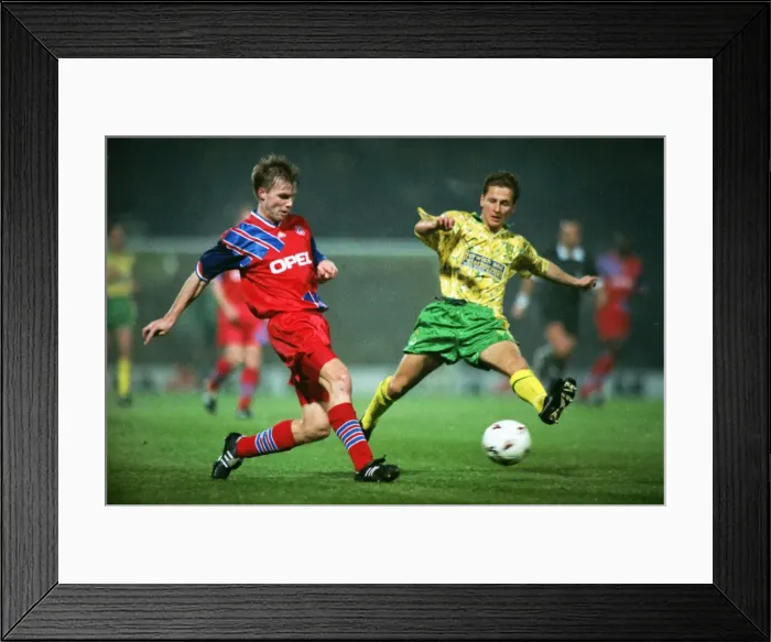 Framed Print : Norwich City take on Bayern Munich in the 1993 / 4 UEFA Cup Framed Print : Norwich City take on Bayern Munich in the 1993 / 4 UEFA Cup