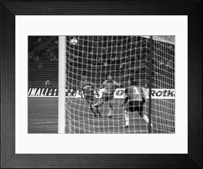 Framed Print : Norwichs Mark Bowen heads his goal against Bayern in 1993 + Framed Print : Norwichs Mark Bowen heads his goal against Bayern in 1993 +