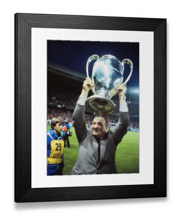 Framed Print : Liverpool manager Bob Paisley lifts the European Cup in 1981 Framed Print : Liverpool manager Bob Paisley lifts the European Cup in 1981