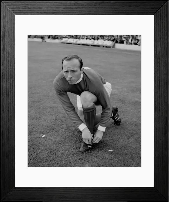 Framed Print : Nobby Stiles - Manchester United Framed Print : Nobby Stiles - Manchester United