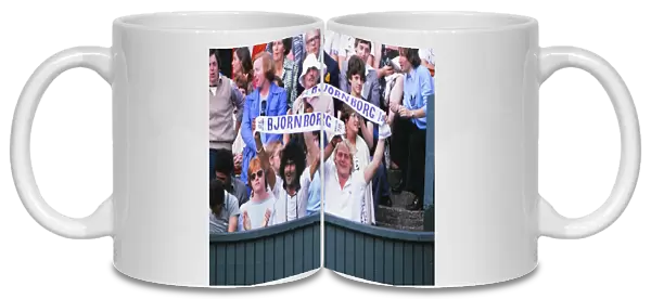 Photo Mug of Bjorn Borg fans during the 1979 Wimbledon Mens Final