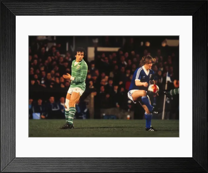 Framed Print : St Etiennes Michel Platini and Ipswichs Eric Gates - 1981 UEFA Cup Framed Print : St Etiennes Michel Platini and Ipswichs Eric Gates - 1981 UEFA Cup