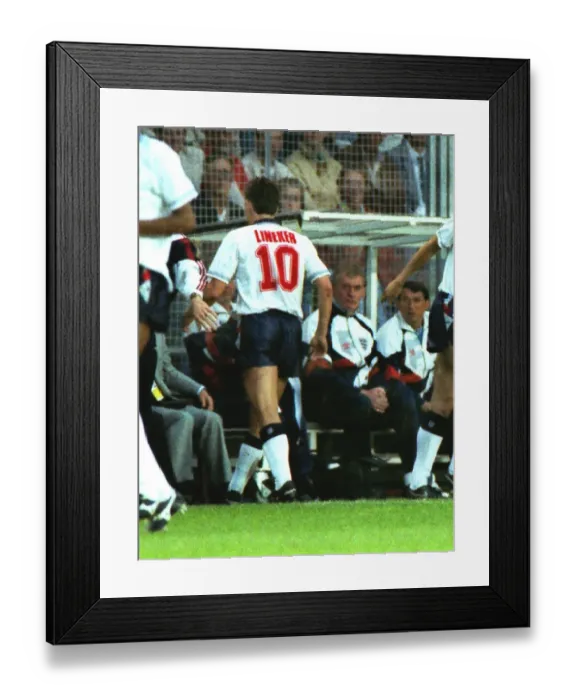 Framed Print : Gary Lineker is substituted in what would prove to be his final game for England Framed Print : Gary Lineker is substituted in what would prove to be his final game for England