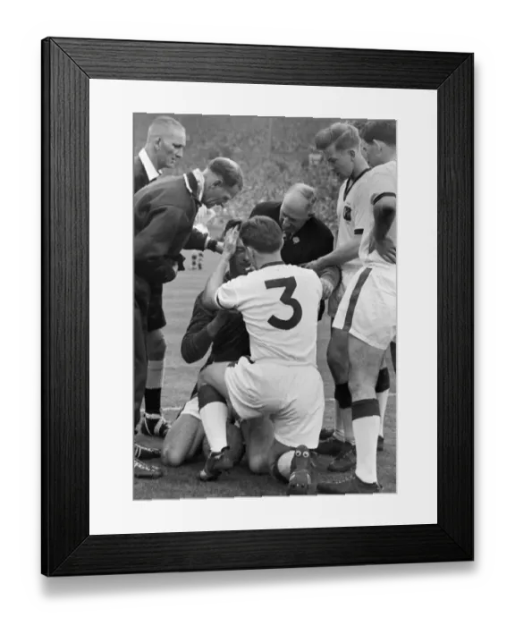Framed Print : Injured Manchester United goalkeeper Ray Wood during the 1957 FA Cup Final Framed Print : Injured Manchester United goalkeeper Ray Wood during the 1957 FA Cup Final