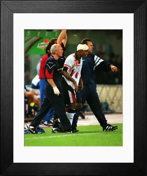 Framed Print : A bloodied Paul Ince during Englands famous draw with Italy in Rome in 1998 Framed Print : A bloodied Paul Ince during Englands famous draw with Italy in Rome in 1998