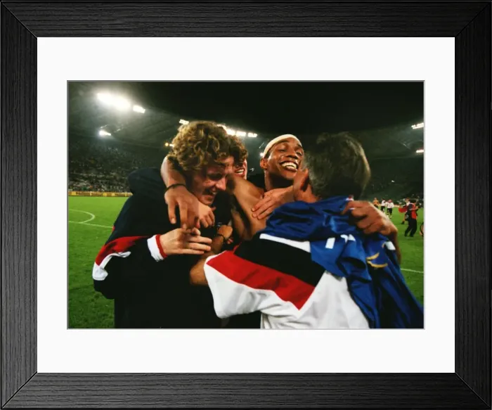 Framed Print : Englands Paul Ince and Steve McManaman celebrate qualification to the 1998 World Cup Framed Print : Englands Paul Ince and Steve McManaman celebrate qualification to the 1998 World Cup