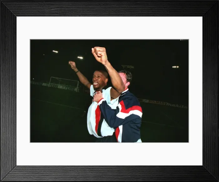 Framed Print : Englands Ian Wright celebrates qualification to the 1998 World Cup Framed Print : Englands Ian Wright celebrates qualification to the 1998 World Cup