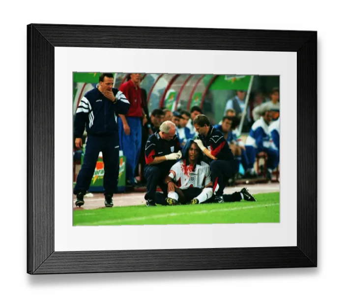 Framed Print : A bloodied Paul Ince during Englands famous draw with Italy in Rome in 1998 Framed Print : A bloodied Paul Ince during Englands famous draw with Italy in Rome in 1998
