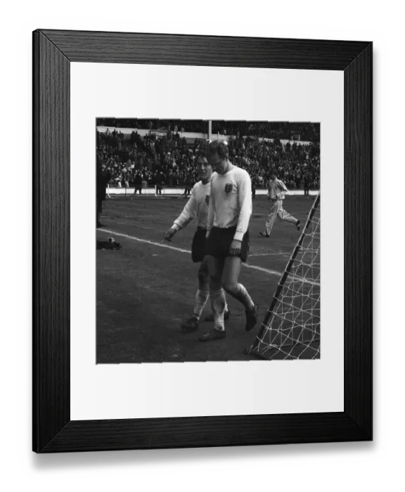 Framed Print : Englands Jimmy Greaves and Bobby Charlton - 1965 British Home Championship Framed Print : Englands Jimmy Greaves and Bobby Charlton - 1965 British Home Championship