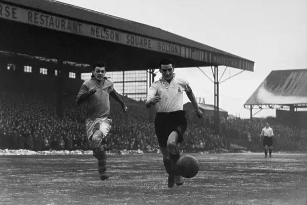 Leeds Uniteds Len Browning and Boltons Matt Gillies compete for the ball in the 1950 FA cup